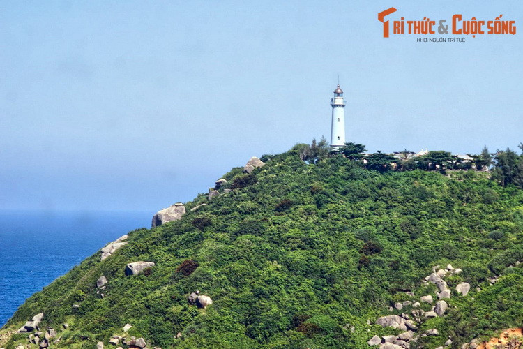 Trên mũi đất có ngọn hải đăng xa nhất về phía Đông trên đất liền của Việt Nam.