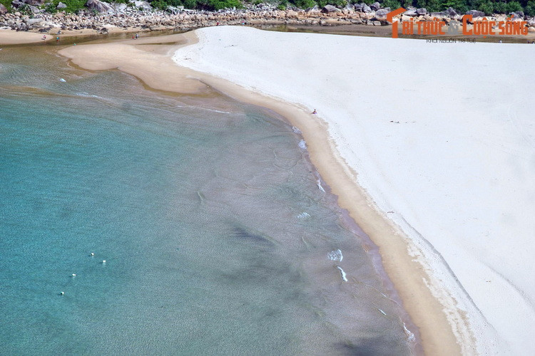 Nằm bên mũi Đại Lãnh, bãi Môn là bãi cát dài trắng mịn uốn lượn theo đường bờ biển, cảnh sắc vẫn còn nguyên nét hoang sơ.