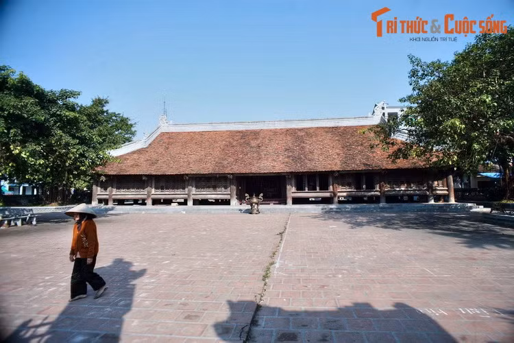 1. Nằm ở làng Đình Bảng, thị xã Từ Sơn, tỉnh Bắc Ninh, đình Bảng được coi là ngôi đình cổ có kiến trúc đẹp nhất Việt Nam còn tồn tại đến nay. Đình được xây dựng từ năm 1700-1736, là nơi thờ Cao Sơn đại vương, Thủy Bá đại vương, Bách Lệ đại vương và 6 vị có công lập làng.