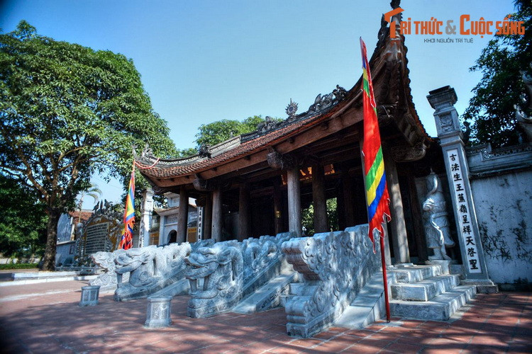 Đền có một khuôn viên rộng lớn với hồ nước và thủy đỉnh ở phía trước. Phía sau thủy đình là cổng vào khu đền nội, được gọi là Ngũ Long Môn. CÔng trình này có năm bức chạm khắc rồng bằng đá rất công phu.