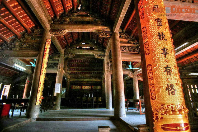 Đình có kết cấu hệ kèo chồng rường theo quy cách đình chùa truyền thống của người Việt. Gian chính điện có sàn thấp, gọi là “lòng thuyền”. Sàn ván các gian hai bên cao dần, tổng cộng là hai cấp, phân biệt địa vị của các hương chức khi họp việc làng.