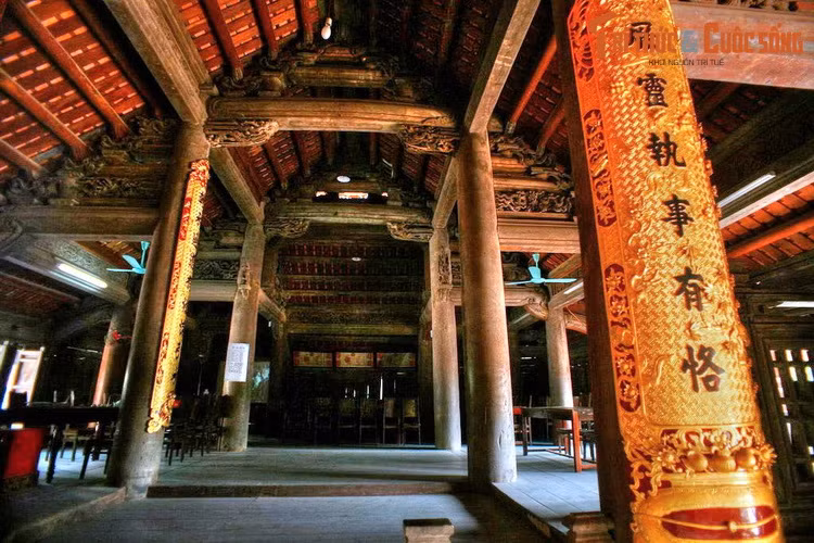 Đình có kết cấu hệ kèo chồng rường theo quy cách đình chùa truyền thống của người Việt. Gian chính điện có sàn thấp, gọi là “lòng thuyền”. Sàn ván các gian hai bên cao dần, tổng cộng là hai cấp, phân biệt địa vị của các hương chức khi họp việc làng.