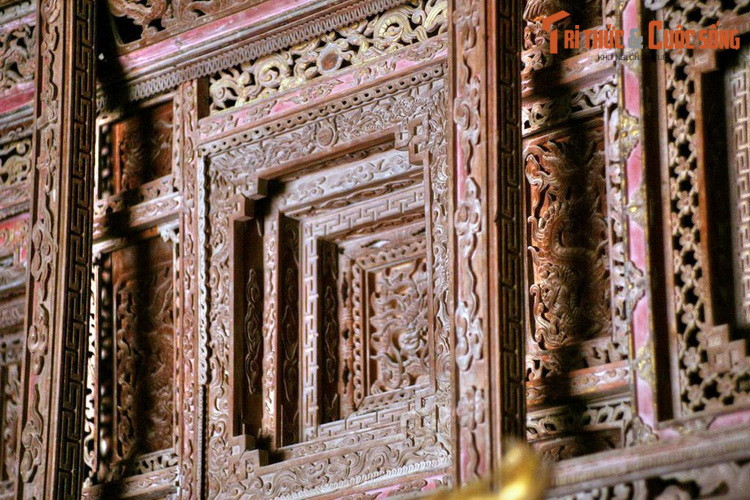 Chi tiết kiến trúc của đình được trang trí dày đặc các mảng điêu khắc gỗ. Đây là những tác phẩm có giá trị nghệ thuật rất cao, mang những chủ đề phong phú như rồng, phượng, tùng, mai, trúc, bầu rượu, thanh gươm…