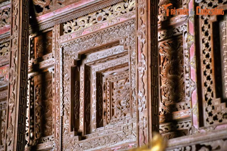 Chi tiết kiến trúc của đình được trang trí dày đặc các mảng điêu khắc gỗ. Đây là những tác phẩm có giá trị nghệ thuật rất cao, mang những chủ đề phong phú như rồng, phượng, tùng, mai, trúc, bầu rượu, thanh gươm…