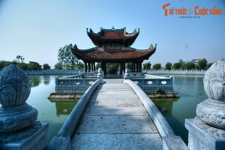 2. Nằm ở thị xã Từ Sơn, tỉnh Bắc Ninh, đền Lý Bát Đế, còn gọi là Đền Đô hoặc Cổ Pháp điện là nơi thờ tám vị vua đầu tiên của nhà Lý. Đền được vua Lý Thái Tông cho xây vào năm 1030 và đã trải qua nhiều lần trùng tu. Năm 1952 đền bị quân Pháp phá hủy, năm 1989 được phục dựng.