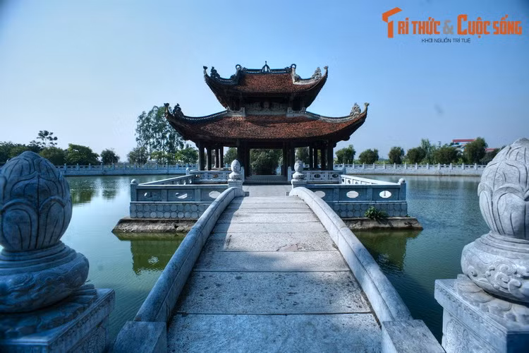 2. Nằm ở thị xã Từ Sơn, tỉnh Bắc Ninh, đền Lý Bát Đế, còn gọi là Đền Đô hoặc Cổ Pháp điện là nơi thờ tám vị vua đầu tiên của nhà Lý. Đền được vua Lý Thái Tông cho xây vào năm 1030 và đã trải qua nhiều lần trùng tu. Năm 1952 đền bị quân Pháp phá hủy, năm 1989 được phục dựng.