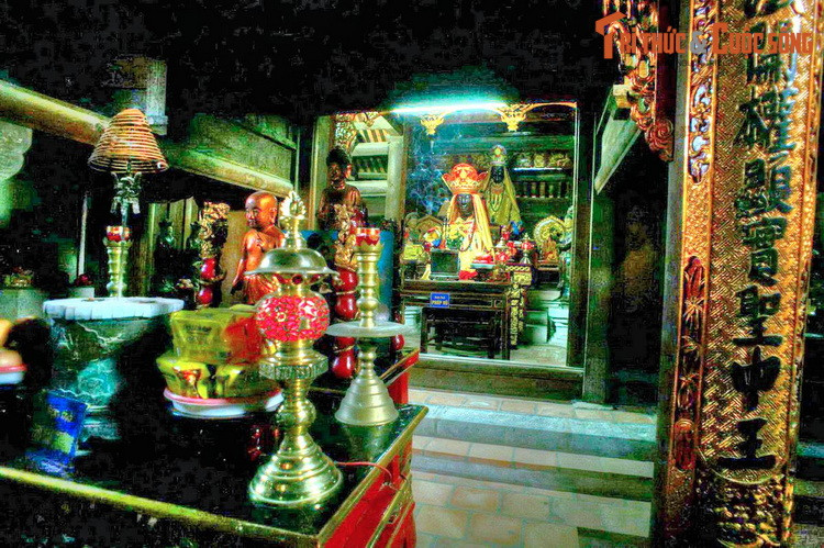 Về tín ngưỡng, chùa Dâu thờ Tứ pháp, gồm Pháp Vân, Pháp Vũ, Pháp Lôi, Pháp Điện. Đây là một hệ thống thờ tự độc đáo mang đặc trưng của dòng thiền xứ Kinh Bắc cổ xưa.