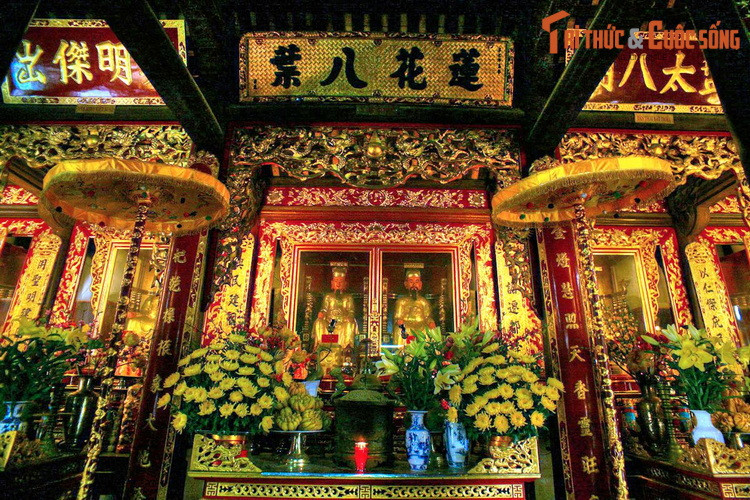 Trong đền đặt ngai thờ, bài vị và tượng của 8 vị vua nhà Lý. Gian giữa là nơi thờ vua Lý Thái Tổ và Lý Thái Tông. Ba gian bên phải lần lượt thờ vua Lý Thánh Tông, Lý Nhân Tông và Lý Thần Tông. Ba gian bên trái thờ vua Lý Anh Tông, Lý Huệ Tông và Lý Cao Tông.