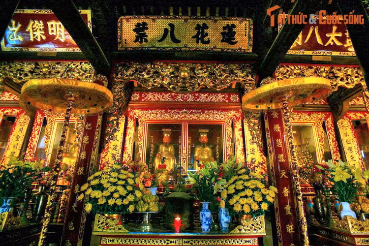 Trong đền đặt ngai thờ, bài vị và tượng của 8 vị vua nhà Lý. Gian giữa là nơi thờ vua Lý Thái Tổ và Lý Thái Tông. Ba gian bên phải lần lượt thờ vua Lý Thánh Tông, Lý Nhân Tông và Lý Thần Tông. Ba gian bên trái thờ vua Lý Anh Tông, Lý Huệ Tông và Lý Cao Tông.