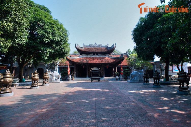 Đền nội có kiến trúc theo kiểu “nội công ngoại quốc”, trung tâm là chính điện. Chính điện gồm Phương đình 8 mái 3 gian kế tiếp là nhà Tiền tế 7 gian. Sau nhà Tiền tế là Cổ Pháp điện gồm 7 gian.