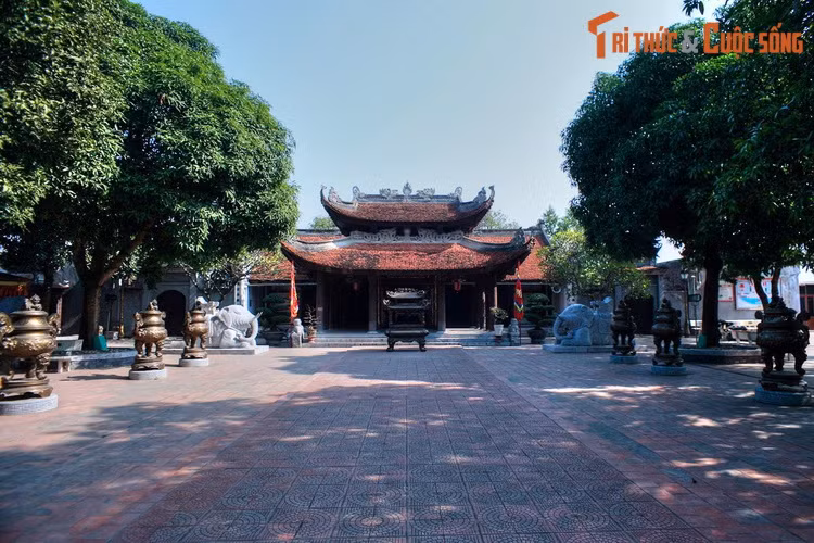 Đền nội có kiến trúc theo kiểu “nội công ngoại quốc”, trung tâm là chính điện. Chính điện gồm Phương đình 8 mái 3 gian kế tiếp là nhà Tiền tế 7 gian. Sau nhà Tiền tế là Cổ Pháp điện gồm 7 gian.