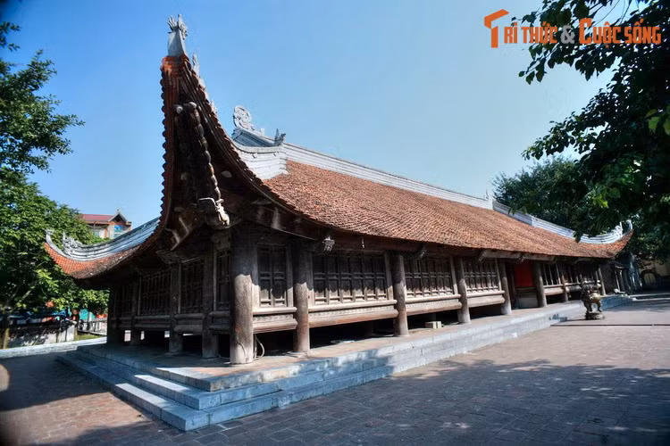 Về tổng thể, đình Bảng gồm tòa đại đình đồ sộ nối với hậu cung phía sau theo dạng mặt bằng hình chuôi vồ, còn gọi theo dạng chữ Nho là kiểu “chữ đinh”. Riêng phần mái đình chiếm tới 2/3 chiều cao của đình với các đầu đao vút cong, tạo nên cảm giác uy nghi, bề thế.