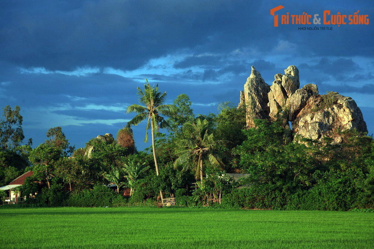 Nổi lên giữa một vùng đồng lúa bằng phẳng rộng mênh mông, gành đá này gồm những khối đá mọc thẳng đứng, cao thấp khác nhau với hình thù rất đa dạng, trải dài gần 1 km.