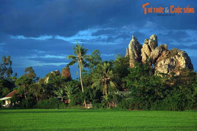 Nổi lên giữa một vùng đồng lúa bằng phẳng rộng mênh mông, gành đá này gồm những khối đá mọc thẳng đứng, cao thấp khác nhau với hình thù rất đa dạng, trải dài gần 1 km.