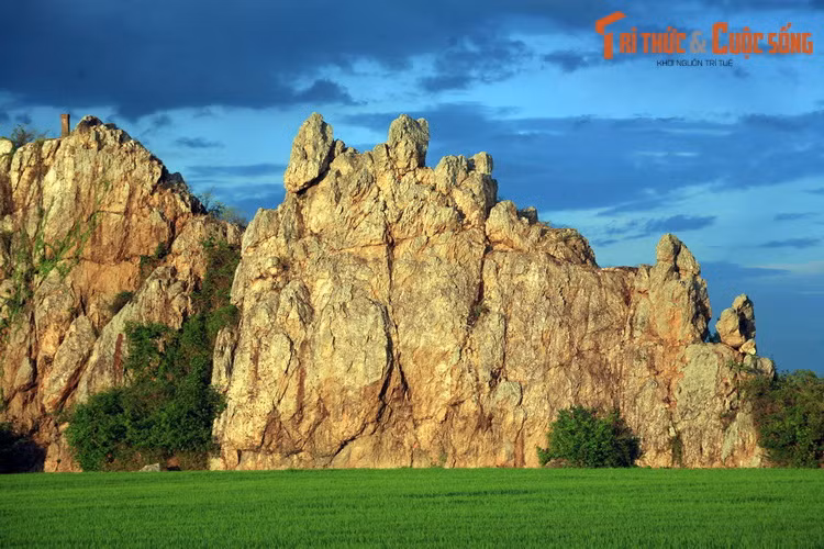 Theo các nhà khoa khoa học, thuở xa xưa vùng đất này là biển cả mênh mông với các đảo đá nhấp nhô. Do sự biến đổi của thềm lục địa, phù sa sông Ba dần dần bồi lấp để tạo nên một gành đá giữa vùng đất bằng phẳng ngày nay