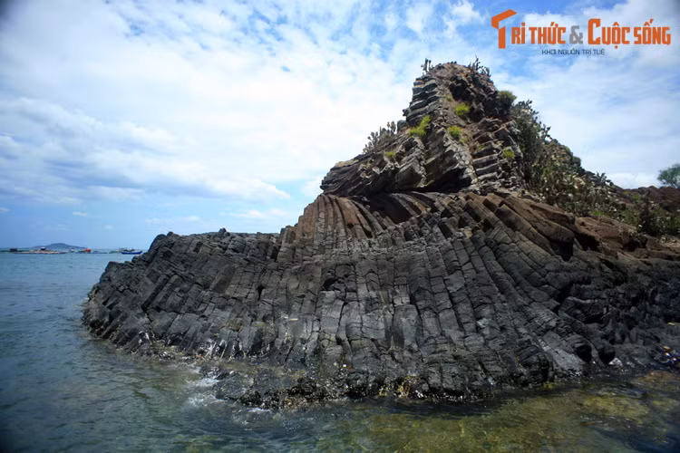 Trên thế giới, hiện tượng địa chất tương tự được ghi nhận ở bờ biển Đông Bắc Ireland với núi đá Giant Causeway, ghềnh đá Órganos ở đảo La Gomera của Tây Ban Nha, hang động Fingal ở đảo Staffa, Scotland hay ở đảo JeJu của Hàn Quốc…