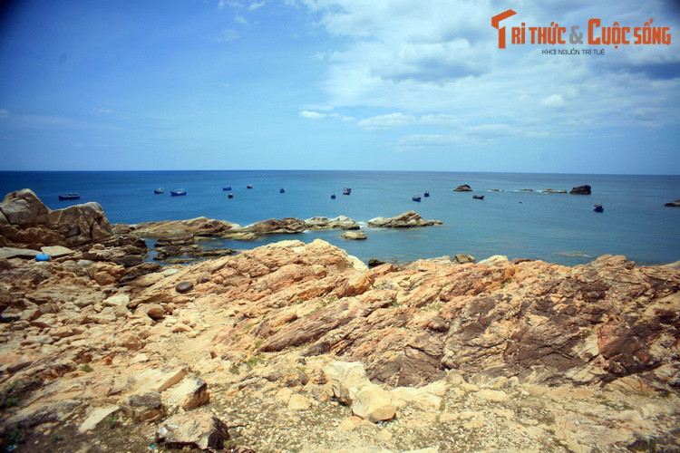 Có một con đường nhỏ dẫn vào ngọn hải đăng. Từ đây, du khách có thể phóng tầm mắt nhìn bao quát cả một vùng biển mênh mông với nhiều mỏm đá lớn nhỏ nhấp nhô trên sóng nước.