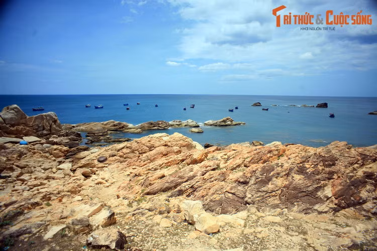 Có một con đường nhỏ dẫn vào ngọn hải đăng. Từ đây, du khách có thể phóng tầm mắt nhìn bao quát cả một vùng biển mênh mông với nhiều mỏm đá lớn nhỏ nhấp nhô trên sóng nước.