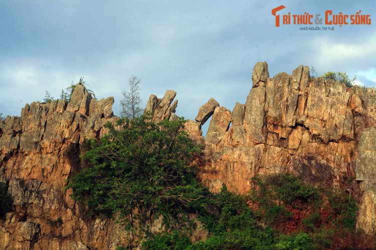 Hình dáng độc đáo của các khối đá tại đây gợi lên rất nhiều liên tưởng khác nhau. Với vẻ đẹp kỳ thú, gánh đá Hòa Thắng đã đi vào thơ ca của vùng đất Phú Yên: Quê tôi ở ấp Mỹ Hòa/Có gành đá đẹp như là cảnh tiên…