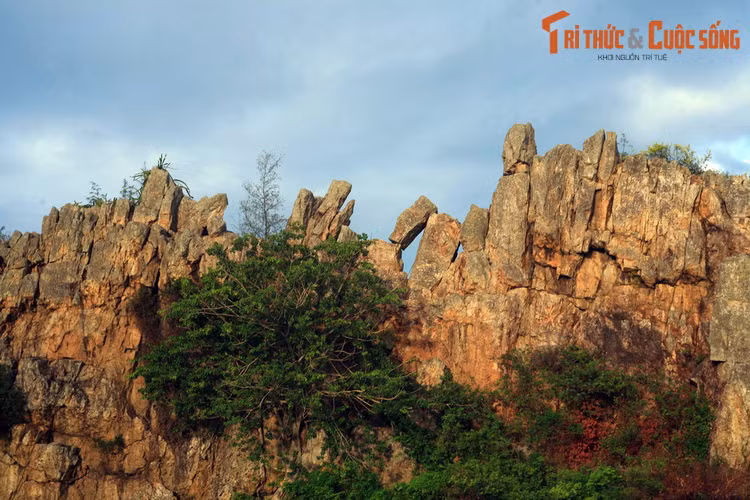 Hình dáng độc đáo của các khối đá tại đây gợi lên rất nhiều liên tưởng khác nhau. Với vẻ đẹp kỳ thú, gánh đá Hòa Thắng đã đi vào thơ ca của vùng đất Phú Yên: Quê tôi ở ấp Mỹ Hòa/Có gành đá đẹp như là cảnh tiên…