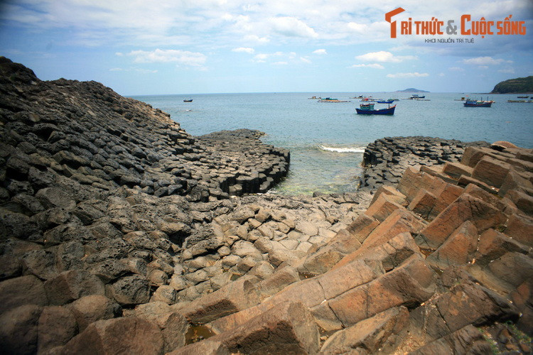 Có trụ thẳng đứng, có trụ nghiêng, nhưng tất cả đều chồng chất tầng tầng trông như chồng bát đĩa đã tạo nên tên gọi Gành Đá Đĩa. Theo các nhà khoa học, hình thù của Gành Đá Đĩa được hình thành do hoạt động phun trào của núi lửa cách nay hàng triệu năm.