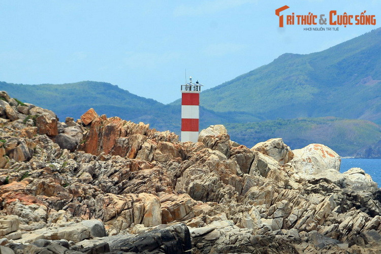 Điểm nhấn của Gành Đèn là một ngọn hải đăng nhỏ sơn hai màu đỏ trắng, có nhiệm vụ dẫn đường cho thuyền bè, biết đường ra vào cửa vịnh Xuân Đài. Tên gọi Gành Đèn cùng bắt nguồn từ ngọn hải đăng này.