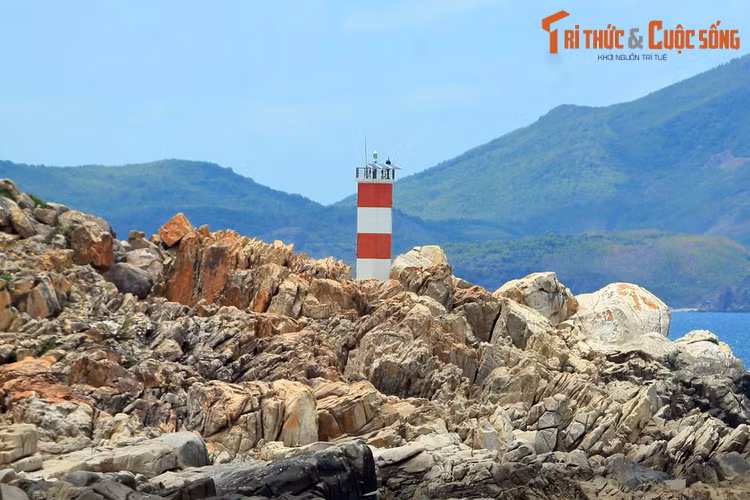 Điểm nhấn của Gành Đèn là một ngọn hải đăng nhỏ sơn hai màu đỏ trắng, có nhiệm vụ dẫn đường cho thuyền bè, biết đường ra vào cửa vịnh Xuân Đài. Tên gọi Gành Đèn cùng bắt nguồn từ ngọn hải đăng này.