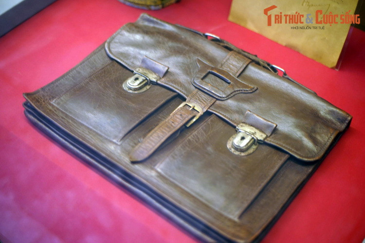 Chịu chung số phận với cây ba-toong là chiếc cặp da của tướng de Castries