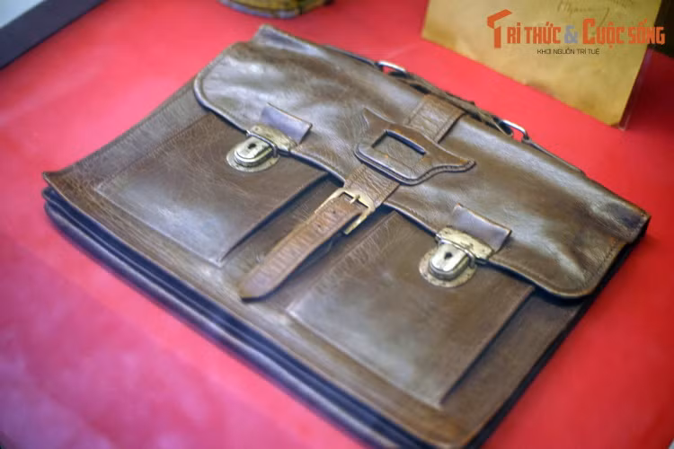Chịu chung số phận với cây ba-toong là chiếc cặp da của tướng de Castries