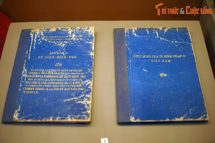 Nhật ký Điện Biên Phủ của sĩ quan Pháp thuộc Tiểu đoàn 1, Trung đoàn 4 bộ binh Morocco viết về cuộc sống của tù binh Pháp ở Điện Biên Phủ.