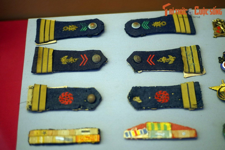 Cầu vai, phù hiệu của sĩ quan Pháp, quân ta thu được sau chiến thắng Điện Biên Phủ.