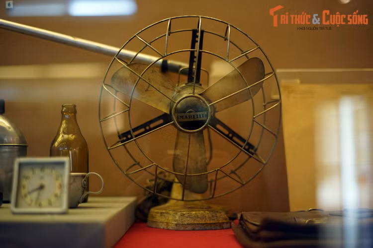 Chiếc quạt điện hiệu Marelli nổi tiếng của Italia, chiến sĩ Tiểu đoàn 166 thu được tại hầm chỉ huy quân Pháp ở Điện Biên Phủ.