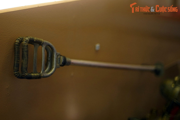 Gậy ba-toong của tướng Christian de Castries, chiến sĩ Tiểu đoàn 166 thu được tại hầm chỉ huy quân Pháp ở Điện Biên Phủ.