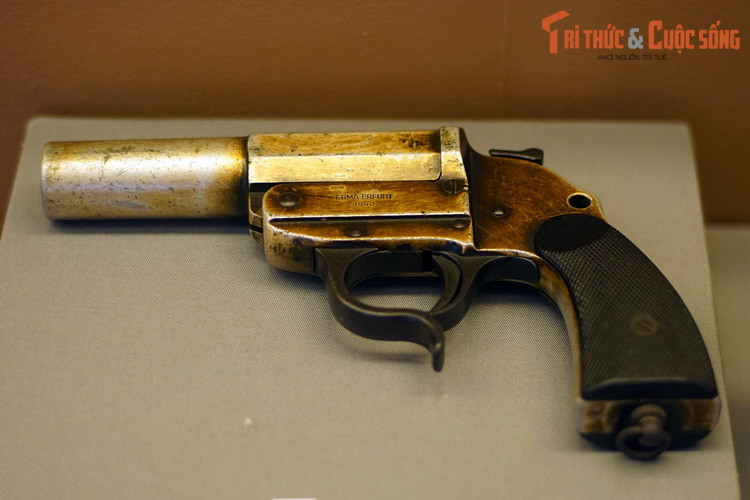 Súng bắn pháo hiệu, chiến sĩ Tiểu đoàn 166 thu được của quân Pháp ở Điện Biên Phủ.