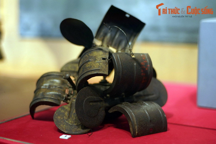 Vỏ mìn nhảy quân Pháp sử dụng ở Điện Biên Phủ.