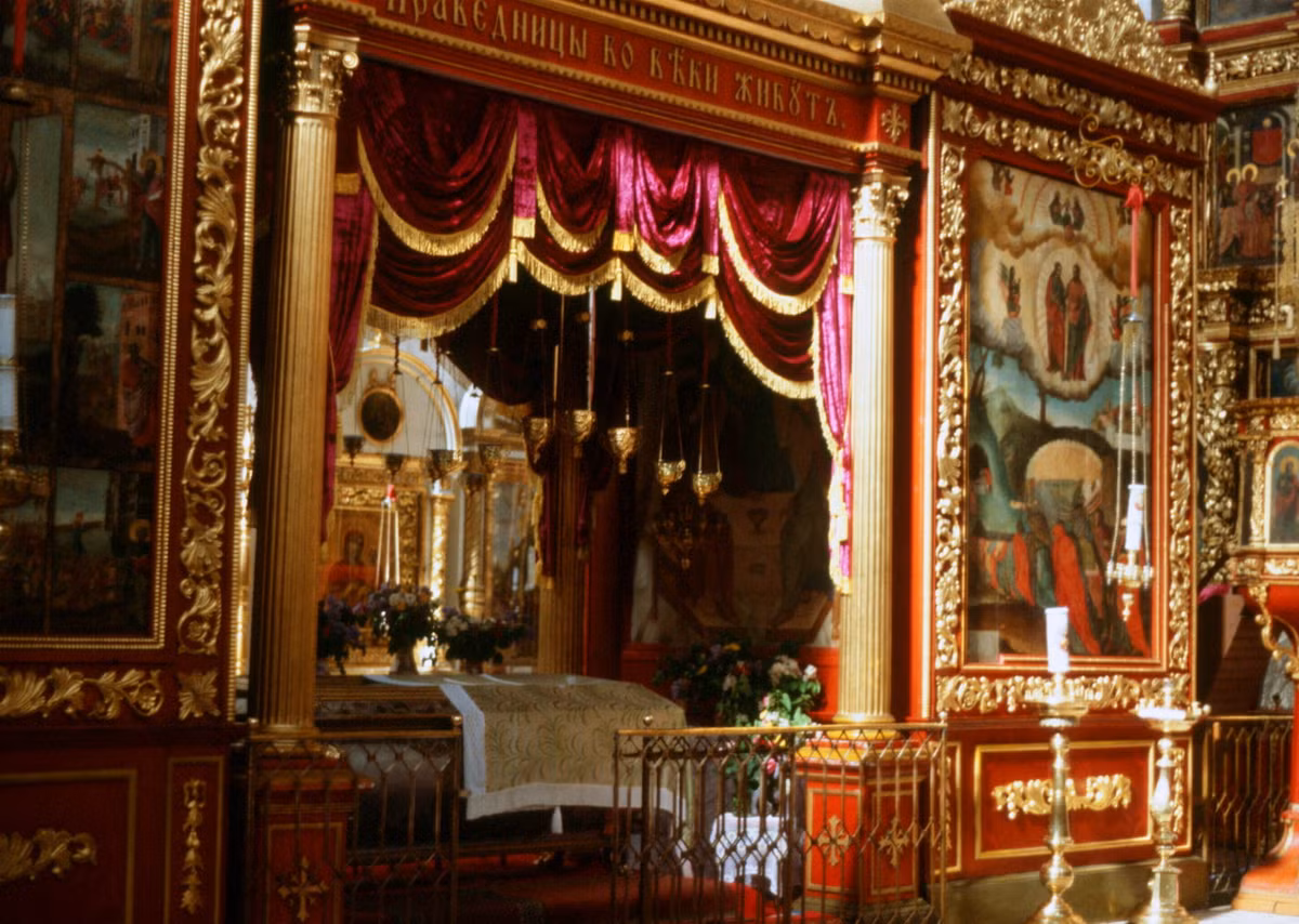 Nội thất của nhà thờ Chính tòa Tam vị nhất thể.