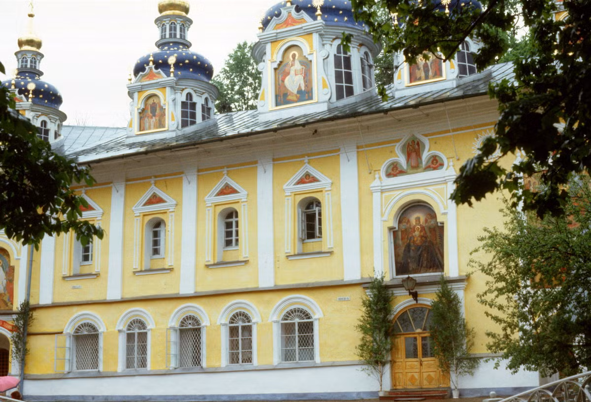 Tu viện Pskov-Pechory, được sáng lập từ giữa thế kỷ 15.