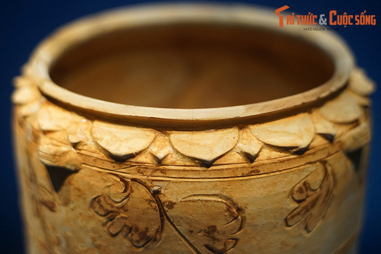 Một số hình ảnh khác về chiếc thạp "hổ gặm đuôi ngựa" thời Trần.