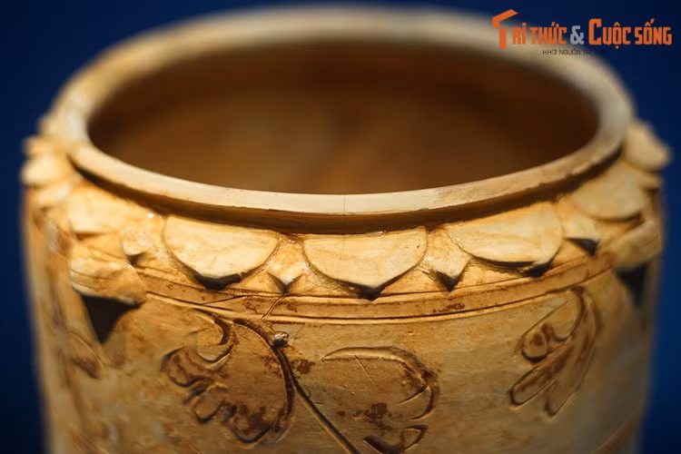 Một số hình ảnh khác về chiếc thạp "hổ gặm đuôi ngựa" thời Trần.