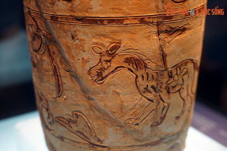 Theo đó, ngựa đeo cờ hiệu mà không có người cưỡi thì nhiều khả năng là ngựa chiến chạy trốn từ một trận chiến mà kỵ sĩ đã ngã ngựa. Không còn người cầm cương, chú ngựa hoảng loạn chạy khỏi chốn binh đao đầu rơi máu chảy.