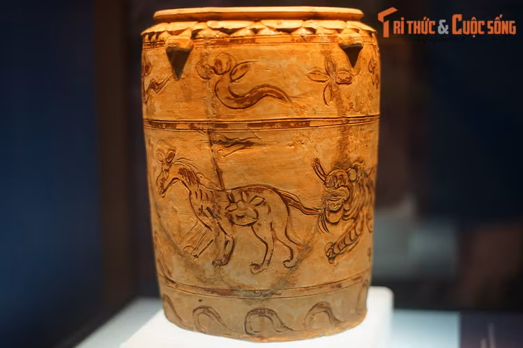 Có một chi tiết đáng chú ý là trên lưng ngựa có cắm một lá cờ hiệu. Phía sau chi tiết này có thể là một nội dung sâu xa mà chiếc thạp muốn truyền tải.