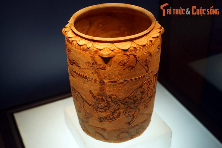 Chiếc thạp cao chừng 40 cm, trên thân có trang trí hình một con hổ đang đuổi theo con ngựa, hàm răng hổ cắn vào đuôi ngựa.