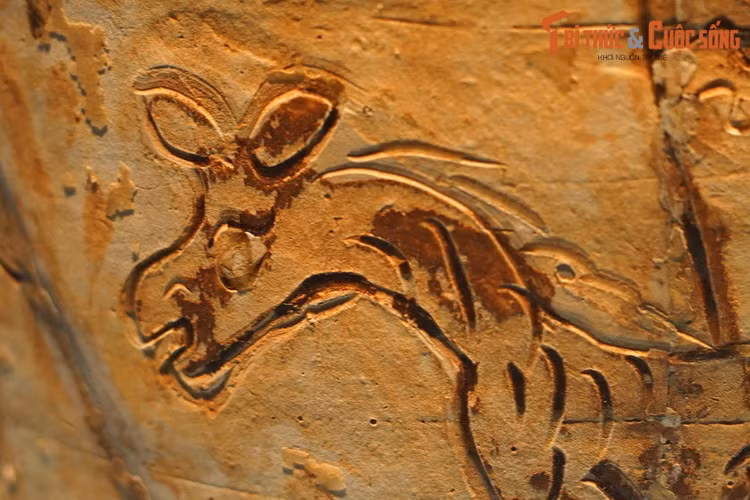 Còn con ngựa - tượng trưng cho lực lượng kỵ binh khét tiếng của người Mông Cổ - đang tháo chạy trong tuyệt vọng, khi mà cái đuôi của nó đã bị hổ ngoạm chặt...