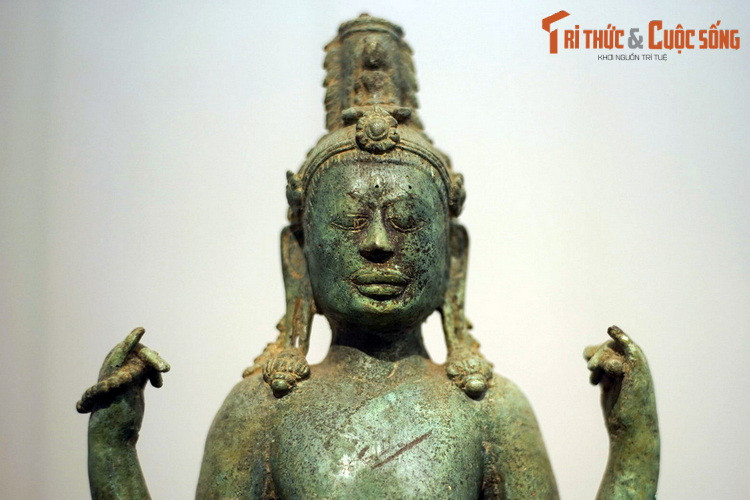 Tượng có chiều cao 64 cm, chiều ngang 25 cm, được thể hiện trong tư thế đứng, ngực nở eo thon, mang trang sức ở tai, cổ, bắp tay. Khuôn mặt tượng đầy đặn, đôi mắt mở, tóc búi cao có miện chạm hình Phật A Di Đà ngồi – dấu hiệu nhận biết đặc trưng của các bức tượng Bồ Tát Quán Thế Âm.