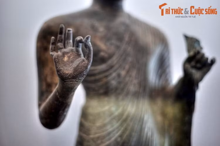 Theo các nhà nghiên cứu, tượng Phật Đồng Dương mang dấu ấn phong cách nghệ thuật Amaravati (tên một trung tâm nghệ thuật Phật giáo miền Nam Ấn Độ), mang đậm tính bản địa người Dravidian, được đánh giá là khuôn mẫu cho điêu khắc ở Sri Lanka và vùng Đông Nam Á.