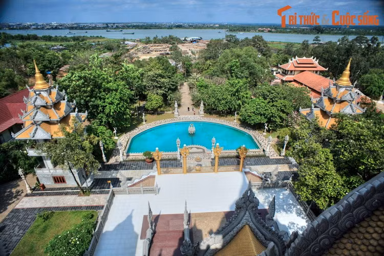 Từ trên tầng cao của tháp có thể nhìn toàn cảnh sông Đồng Nai với cảnh quan hấp dẫn. Từ khi khánh thành, bảo tháp Gotama Cetiya đã trở thành điểm đến thu hút đông đảo du khách thập phương ở ngoại ô TP. HCM.