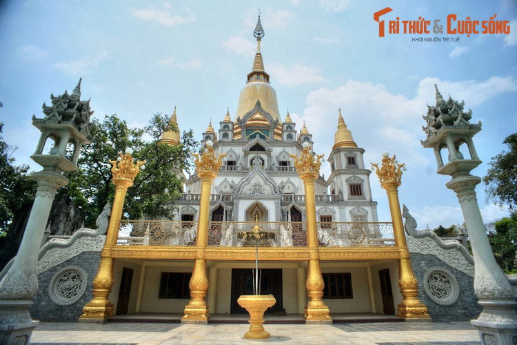 Tọa lạc trên một quả đồi thấp hướng ra sông Đồng Nai, kiến trúc của tháp là sự kết hợp giữa phong cách nền văn minh Suvannabhūmi cổ xưa của vùng Đông Nam Á với một số yếu tố truyền thống Việt Nam và kỹ thuật xây dựng hiện đại.