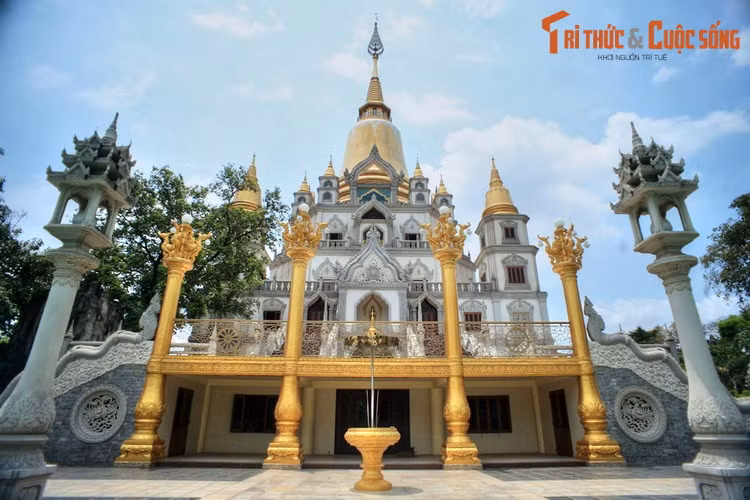 Tọa lạc trên một quả đồi thấp hướng ra sông Đồng Nai, kiến trúc của tháp là sự kết hợp giữa phong cách nền văn minh Suvannabhūmi cổ xưa của vùng Đông Nam Á với một số yếu tố truyền thống Việt Nam và kỹ thuật xây dựng hiện đại.