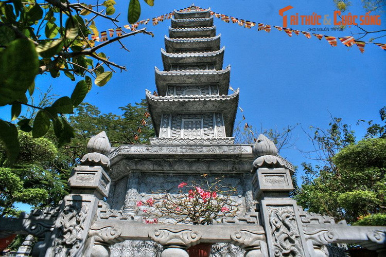 Tháp thờ cố Đại lão Hoà thượng Thích Thanh Kiểm, một trong hai vị cao tăng có công sáng lập chùa Vĩnh Nghiêm. Với chiều cao 14 mét, trọng lượng khoảng 180 tấn, đây là tòa tháp đá cao và nặng nhất Việt Nam hiện tại.