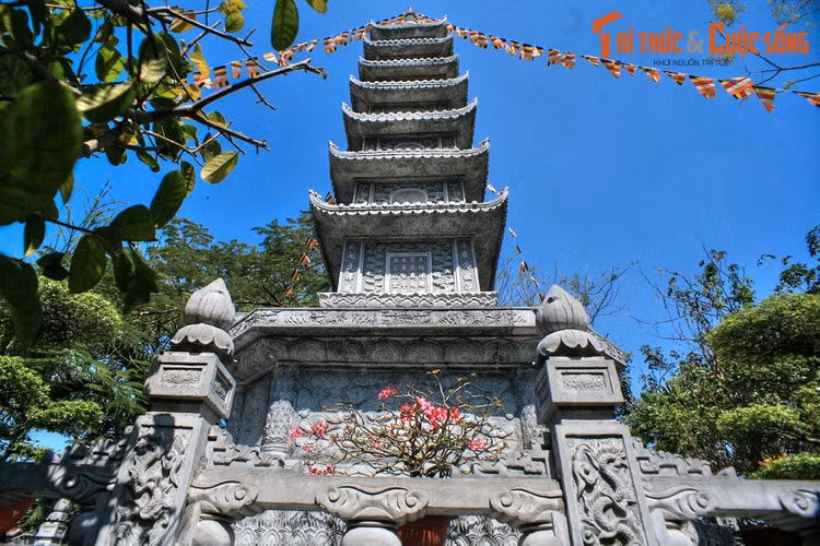 Tháp thờ cố Đại lão Hoà thượng Thích Thanh Kiểm, một trong hai vị cao tăng có công sáng lập chùa Vĩnh Nghiêm. Với chiều cao 14 mét, trọng lượng khoảng 180 tấn, đây là tòa tháp đá cao và nặng nhất Việt Nam hiện tại.